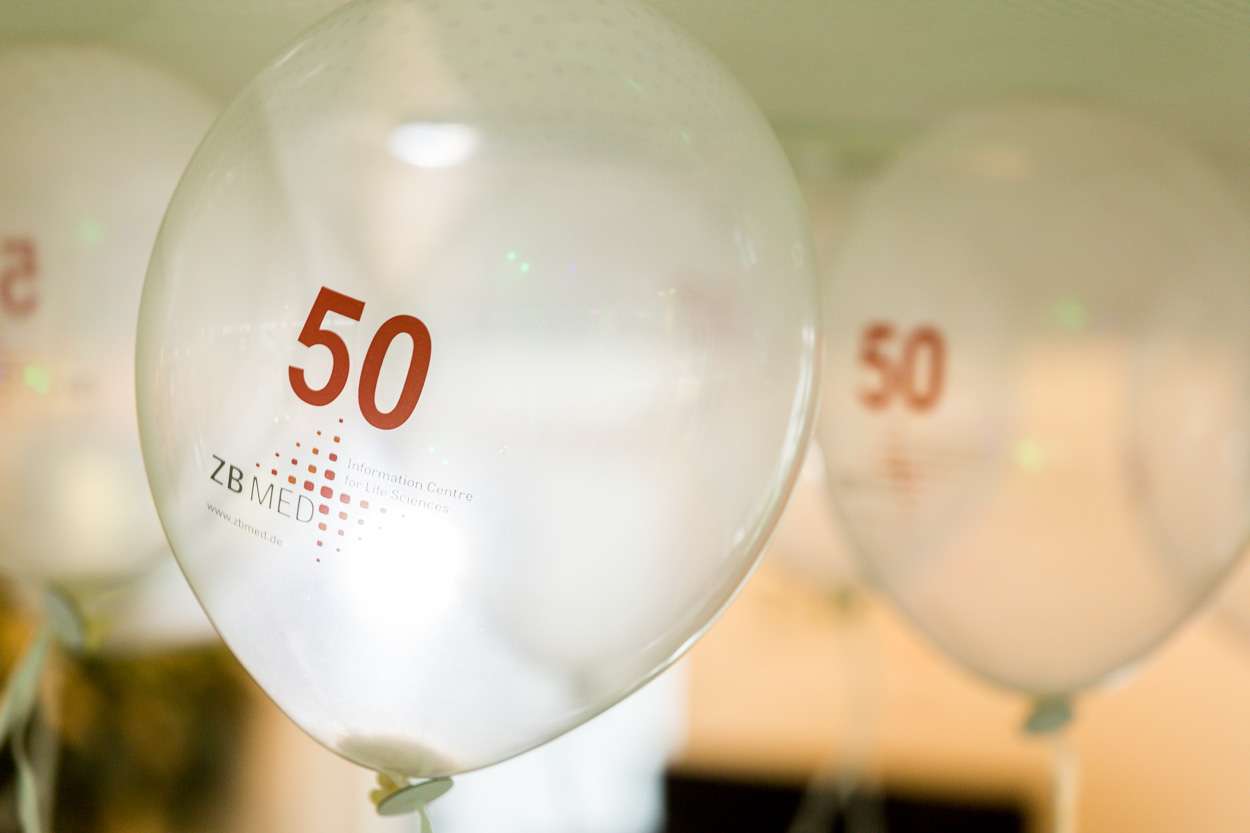 Ballon mit Aufschrift 50 Jahre ZB MED