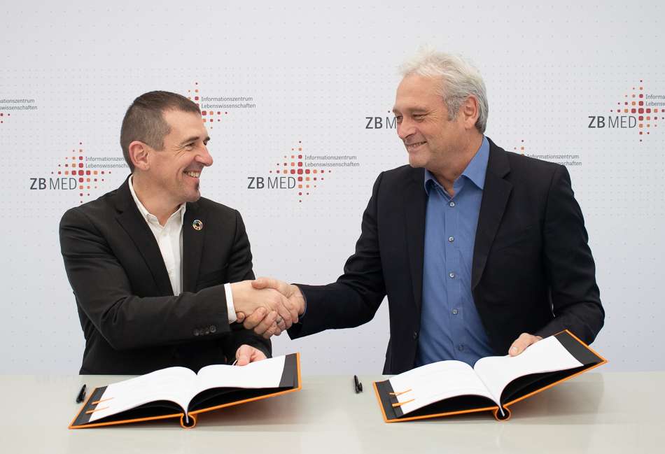 Franck Vazquez (Director of Partnerships of Frontiers) und Prof. Dr. Dietrich Rebholz-Schuhmann (Wiss. Direktor ZB MED) unterzeichnen das Konsortialabkommen.