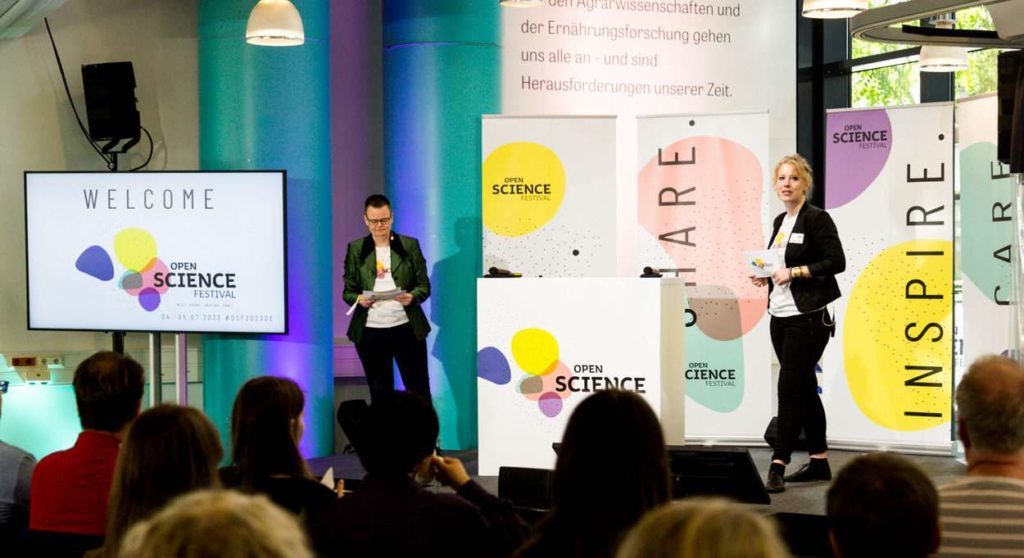 Foto vom Vortrag auf dem Open Science Festival. Links: Dr. Jasmin Schmitz, Rechts: Dr. Eva Seildmayer