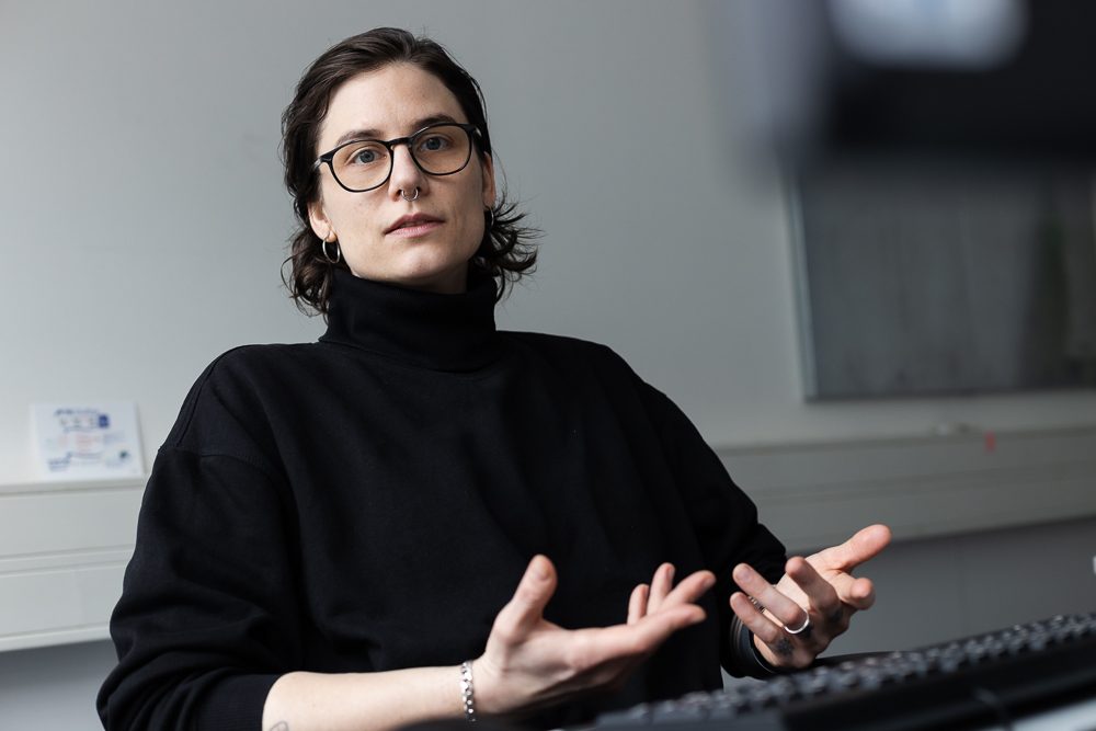 Foto von Vanessa Scharf an ihrem Arbeitsplatz.