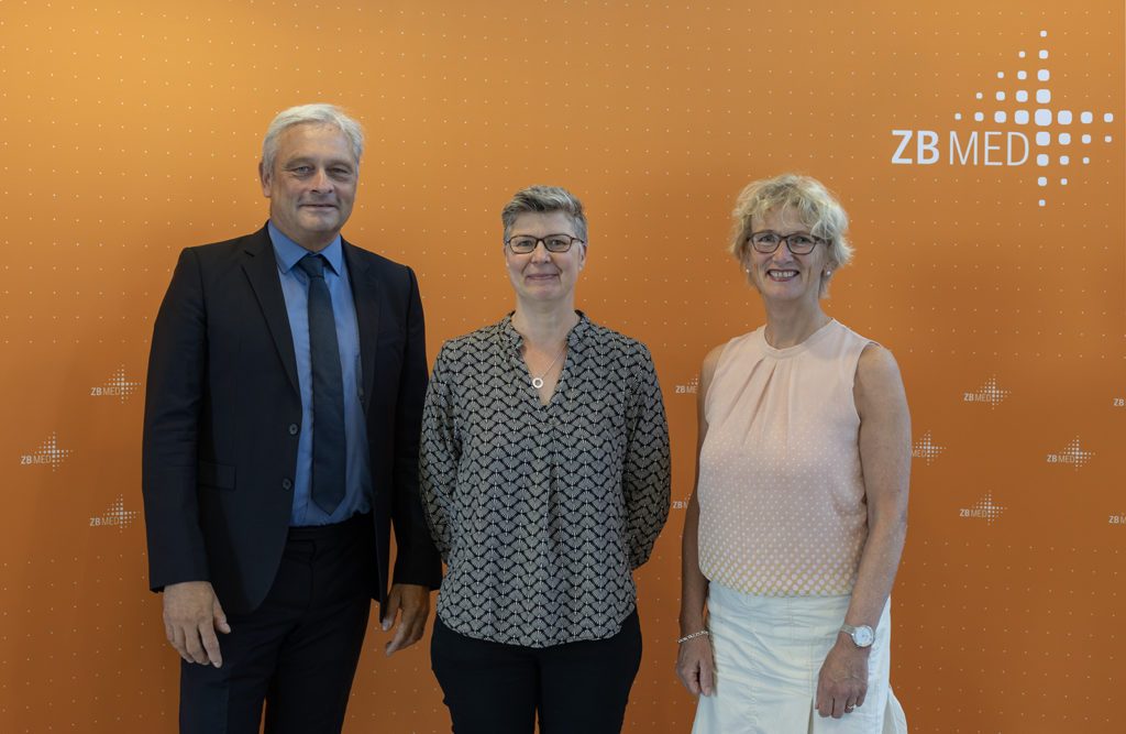 Prof. Dr. Dietrich Rebholz-Schuhmann (links) und Prof. Dr. Juliane Fluck (rechts) informieren Dr. Christiane Fricke (mitte).
