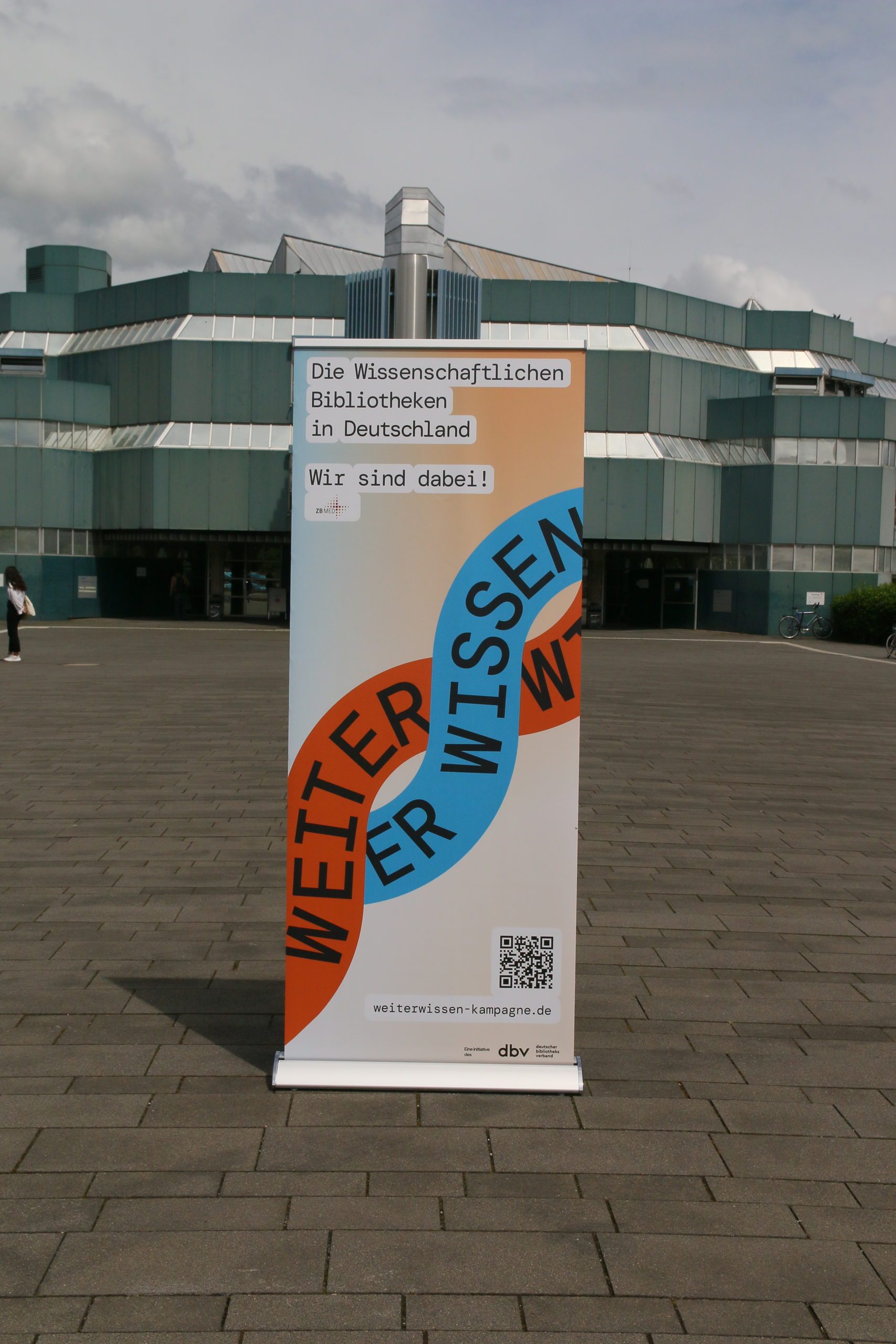 Banner der Weiter-Wissen-Kampagne vor der Universitäts- und Landesbibliothek Bonn
