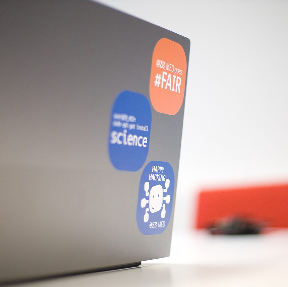 FAIR, Lab und Happy Hacking Sticker aufgeklebt auf einem Laptop