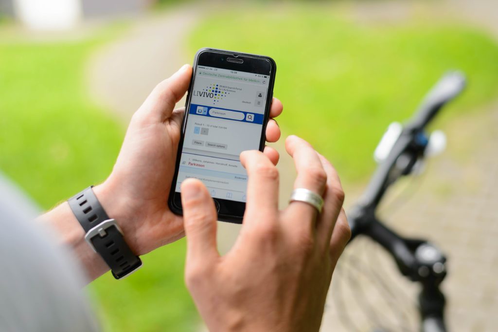 Smartphone mit LIVIVO-Suchergebnis auf dem Bildschirm