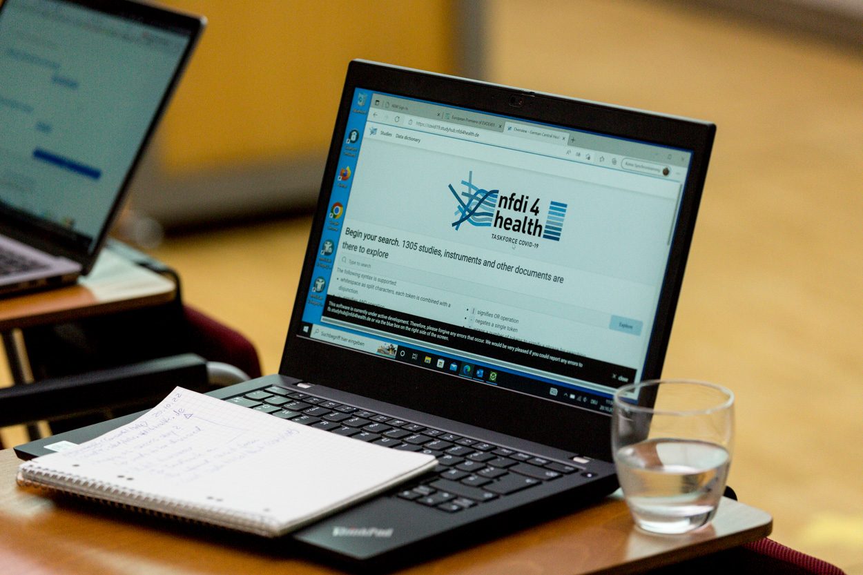Laptop mit Homepage NFDI4Health