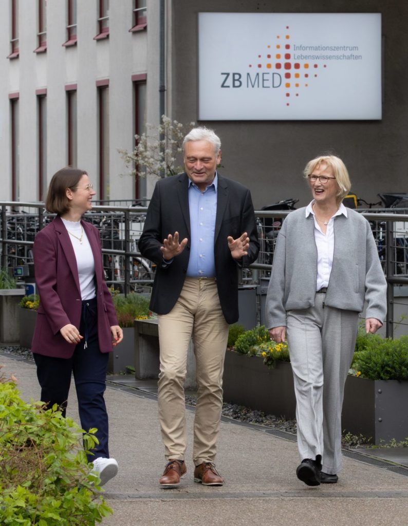 Direktion läuft auf dem Weg vor dem Hauptgebäude von ZB&nbsp;MED. Von links: Franziska Fischer, Dietrich Rebholz-Schuhmann, Juliane Fluck
