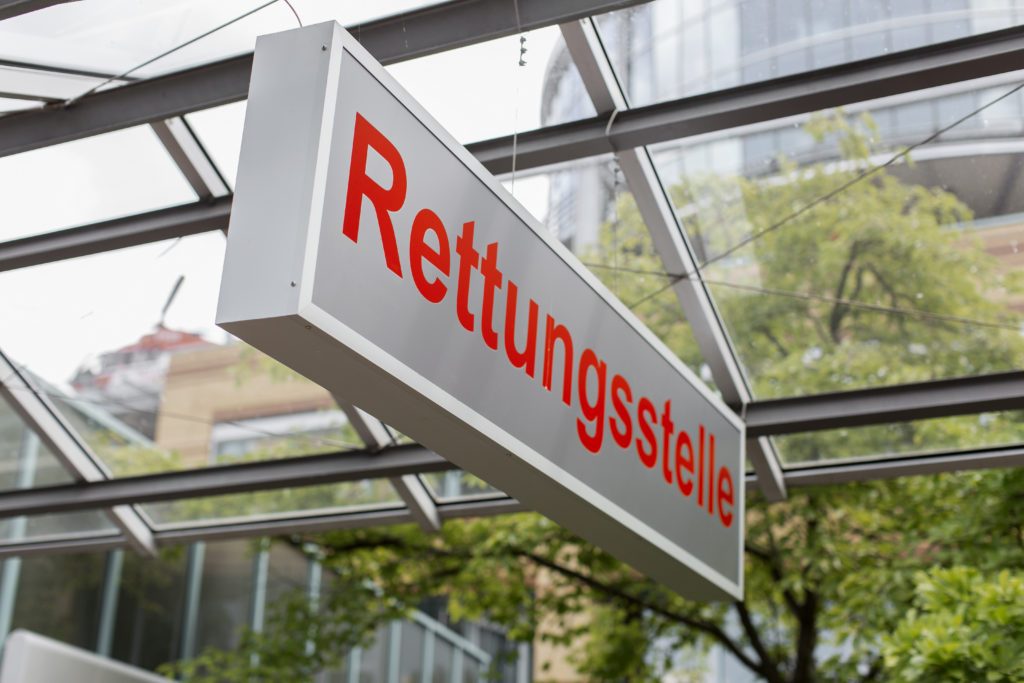 Foto einer Beschilderung "Rettungsstelle"